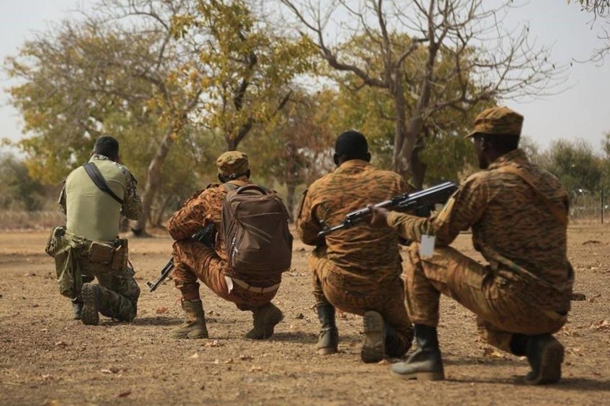 Un grupo de soldados en Burkina Faso. Un grupo de soldados en Burkina Faso.