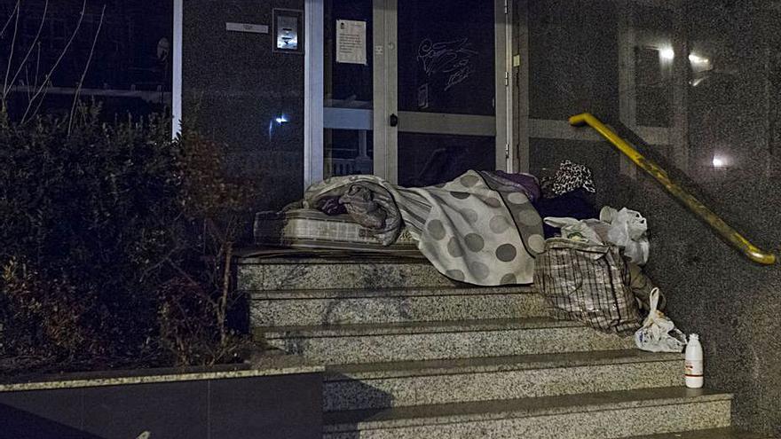 Un hombre durmiendo en un portal, en el barrio ourensano de A Ponte. |   // BRAIS LORENZO