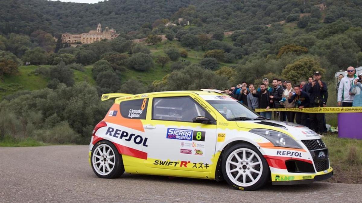 Gorka Antxustegi  con un Suzuki Swift