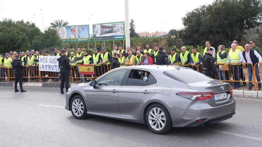 Así ha sido recibido Pedro Sánchez a su llegada a la desalinizadora de Torrevieja