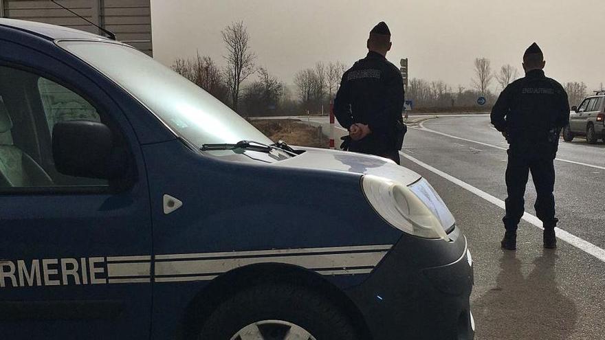 La Gendarmeria francesa en un control policial a prop de la frontera