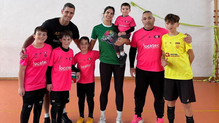 Paola Martínez Vela, con los pequeños y los técnicos del CV Arenas en el Grau de Gandia