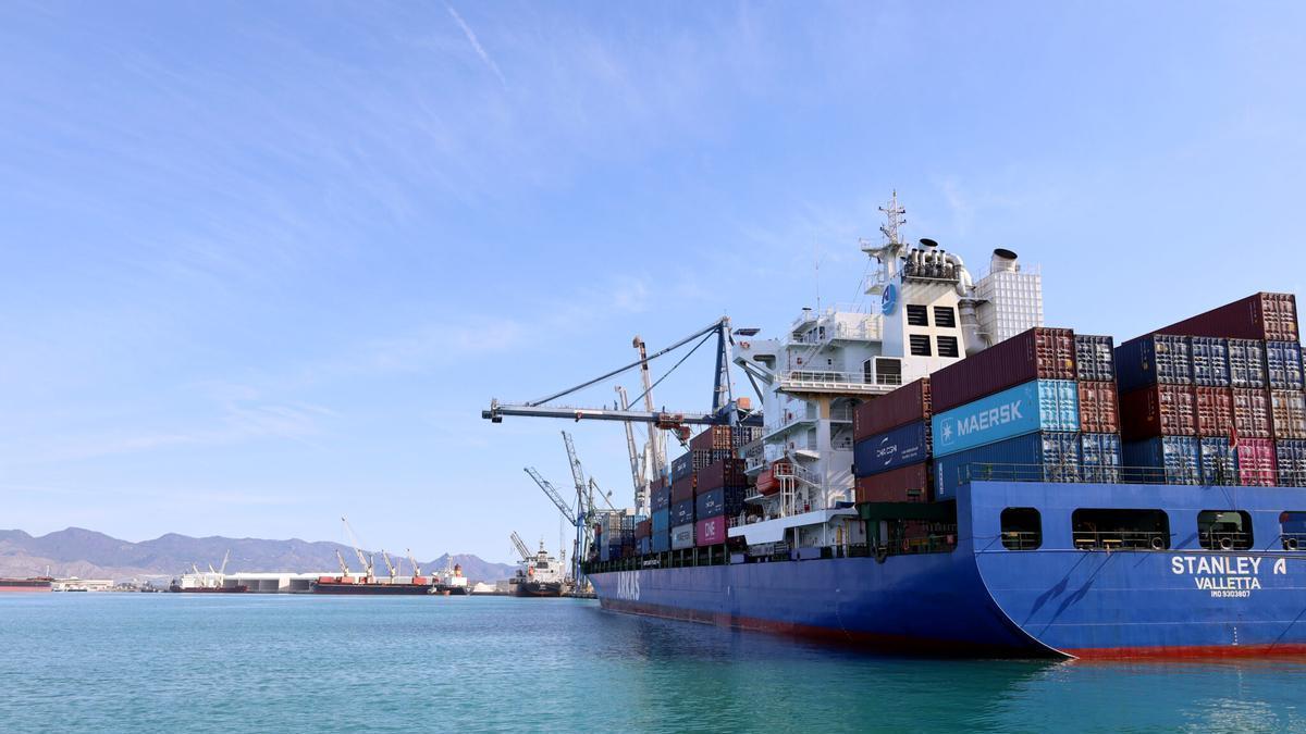 Imagen de un buque de contenedores en el puerto de Castellón.