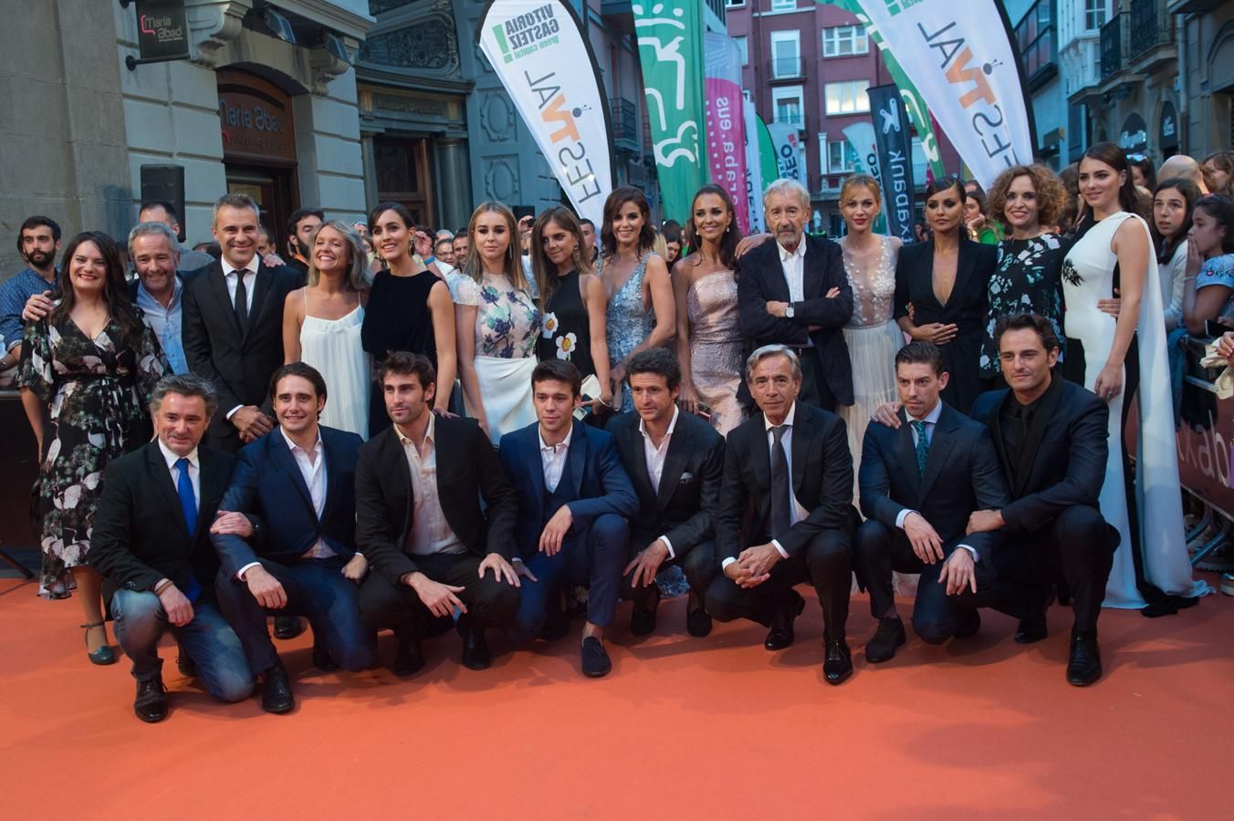 El reparto de la serie durante la presentación de 'Velvet Colección' en el Festval de Vitoria