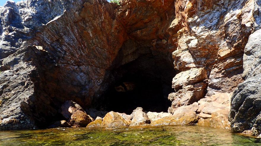 Una cova marina al Port de la Selva pateix un ensorrament parcial