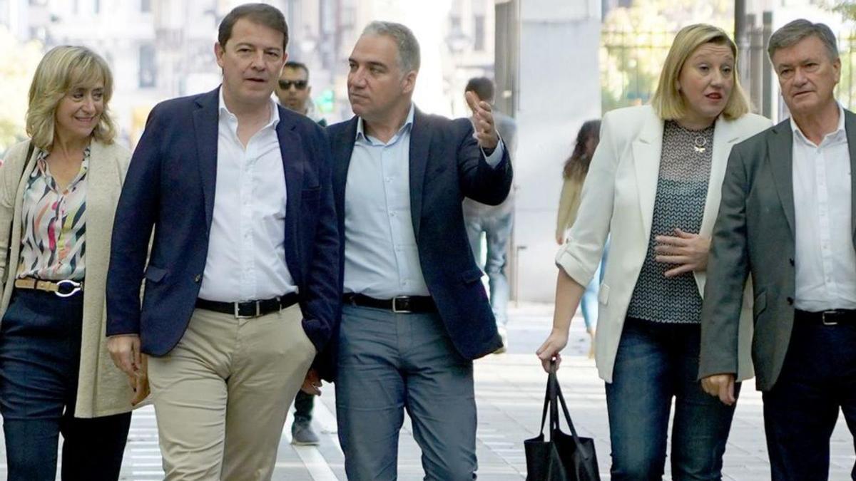 El presidente Mañueco, segundo a la izquierda, durante algunos de los direigentes regionales del PP, entre ellos, Isabel Blanco (2 drcha). | L. Pérez - Ical