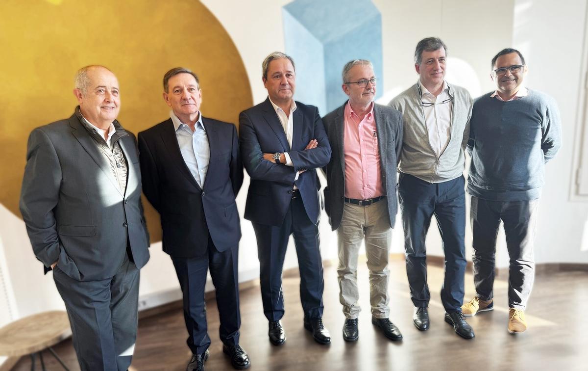 En el centro, Constantino Fernández, presidente de Altia, y Rafael Paulet, presidente de IN2.