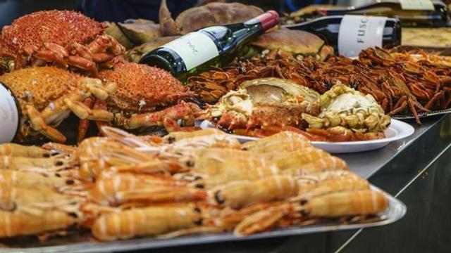 Así es el bar de Málaga que ofrece su mariscada por 10 euros.