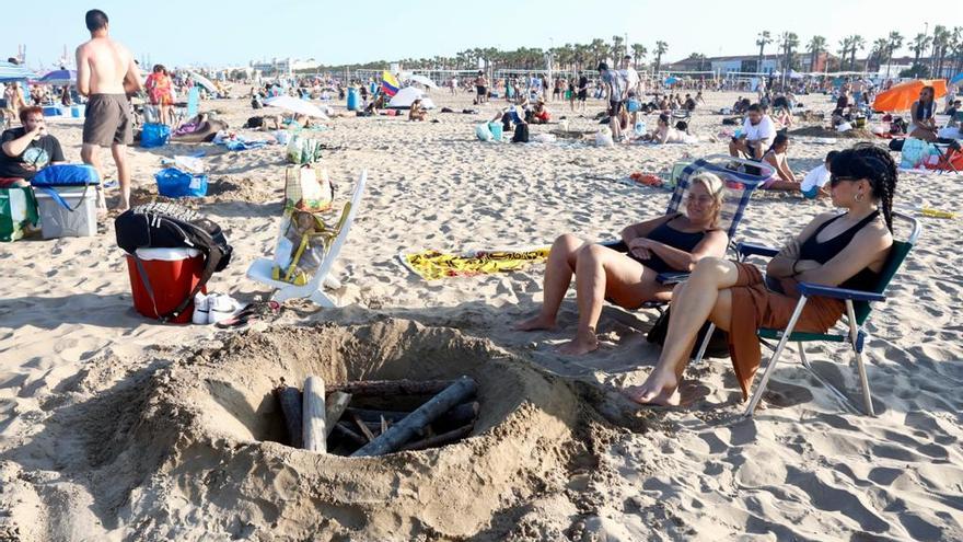 El ambiente previo a la noche de San Juan en Valencia