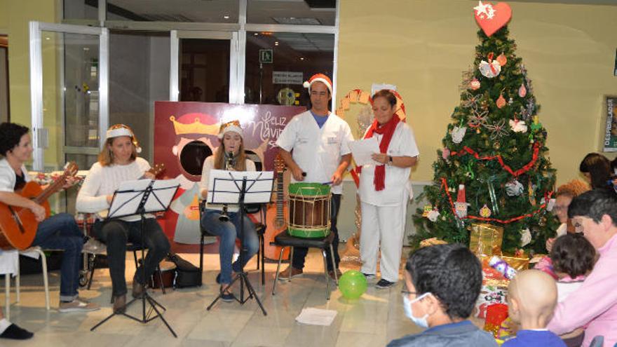 El Hospital Materno  Infantil endulza las  fiestas a sus pacientes