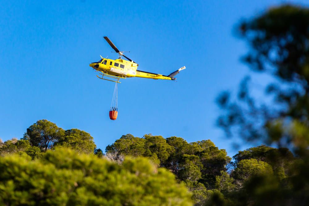 Declarado un incendio junto a la torre del Aguiló en la Cala de La Vila