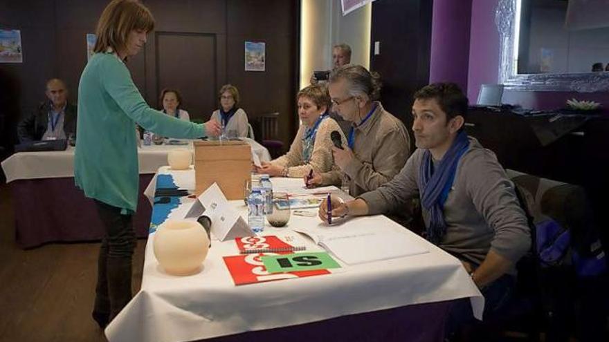 Una delegada, votando ayer durante el congreso regional de la federación de enseñanza de USO, en  Avilés.