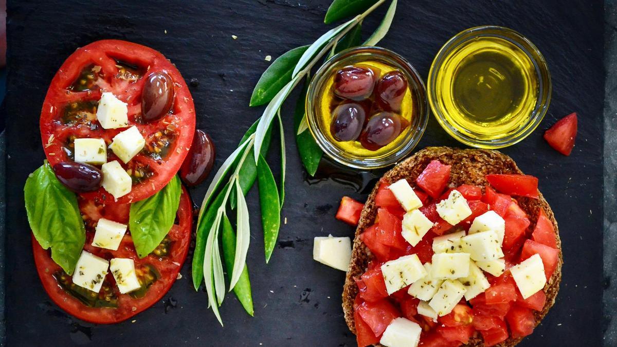 Un menú mediterráneo muy sano para eliminar los excesos del verano: coca de tomate y pimientos, pastel de merluza y macedonia de frutas.