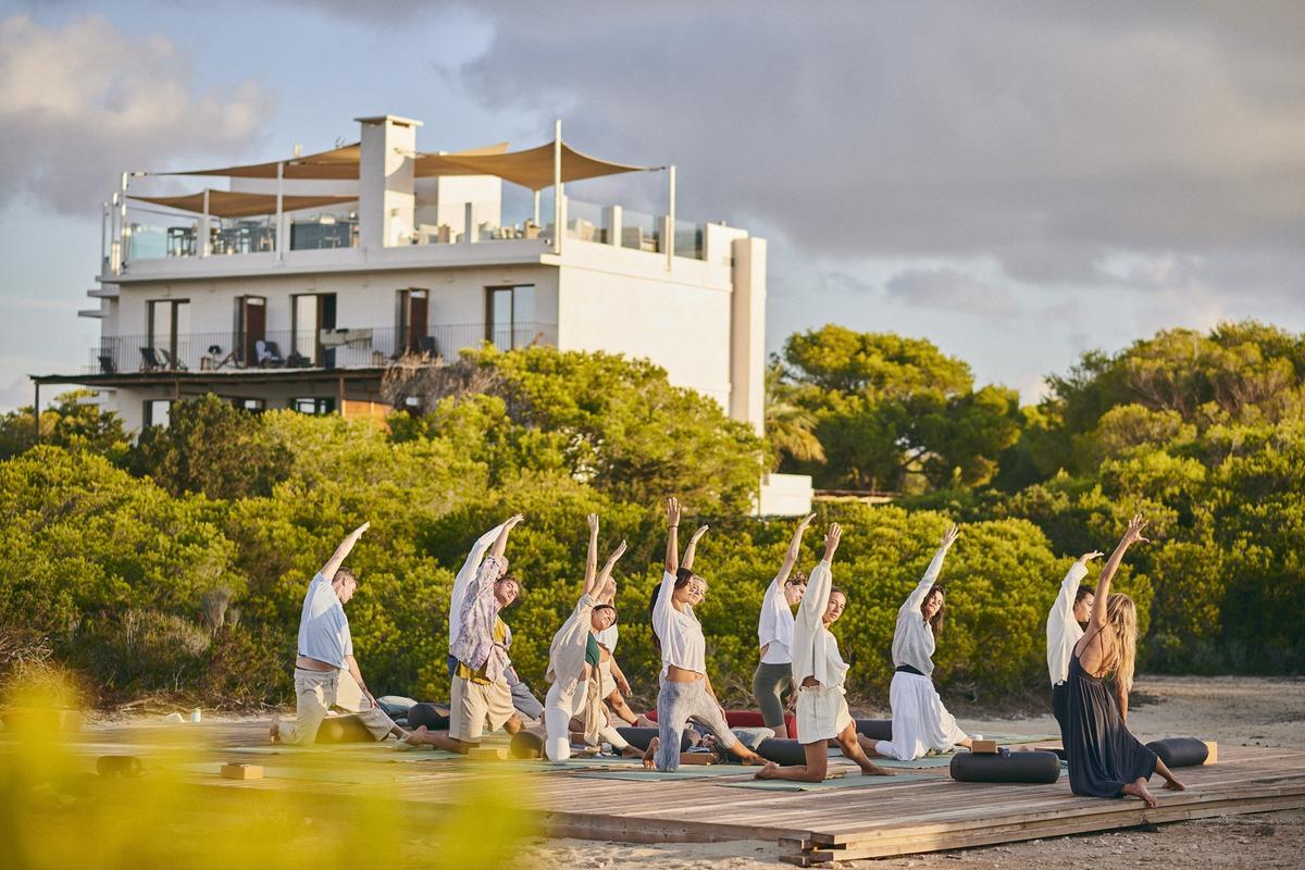 Una sesión de yoga en la zona exterior del hotel.