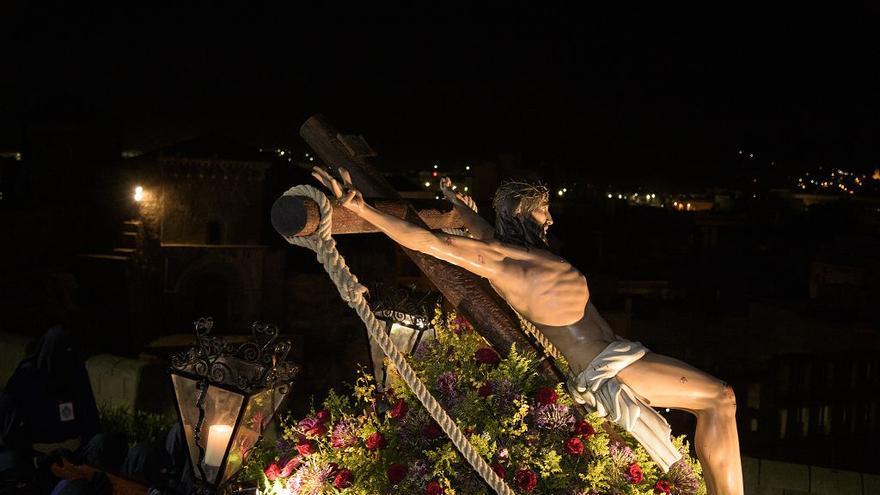 Emoción en la madrugada de la primera procesión del Viernes de Dolores