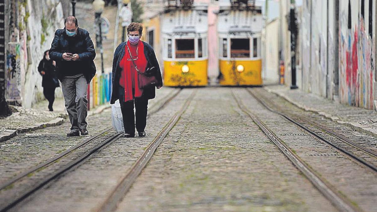 Ciudadanos pasean por Lisboa.