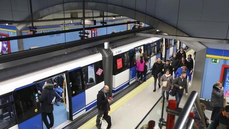 Detenido el hombre que amenazó a varios viajeros con grandes cuchillos en el Metro