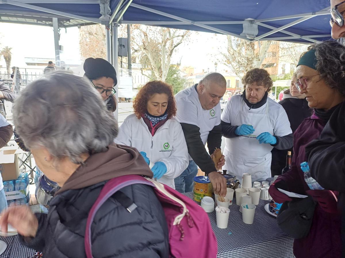 El Paseo de San Francisco de Badajoz acoge la XIII edición de las Migas Solidarias.