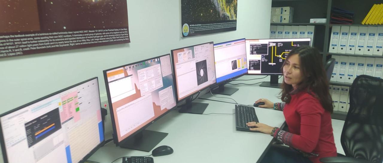 Lilian Fátima Domínguez Palmero, en su puesto de trabajo como astrónoma de soporte científica de Observaciones del ING en La Palma.