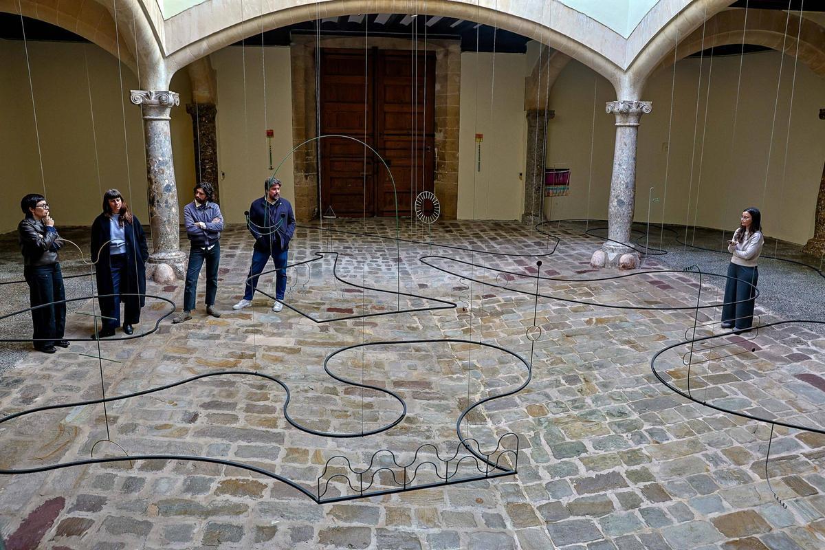 La instalación de forja se inspira en las balaustradas del Casal y un fresco con un fauno y motivos vegetales