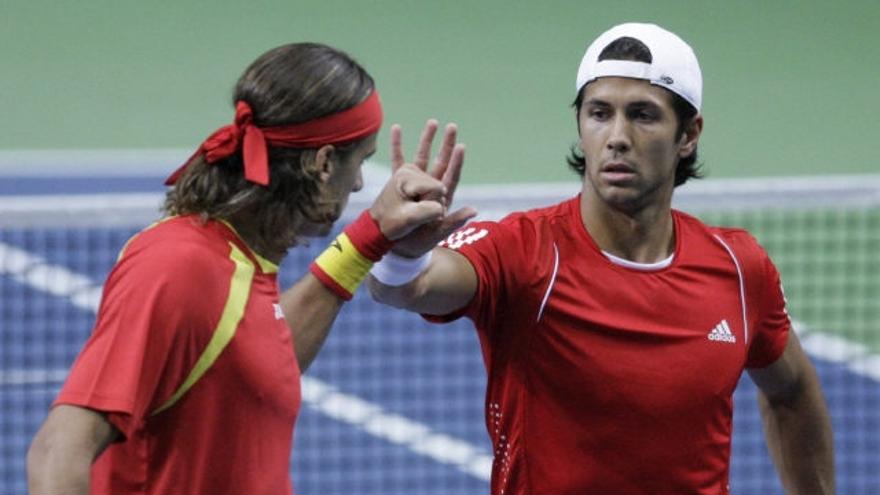 Fernando Verdasco (D) y Feliciano Lopez celebran un punto en el partido que disputan contra los alemanes Philipp Petzschner y Philipp Kohlschreiber.