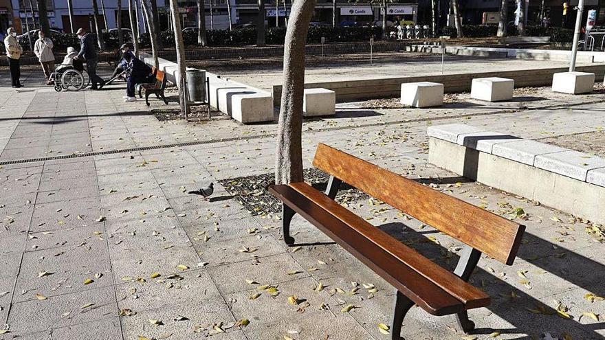 Un dels bancs que hi ha a la plaça de Santa Eugènia i que al final no es retirarà