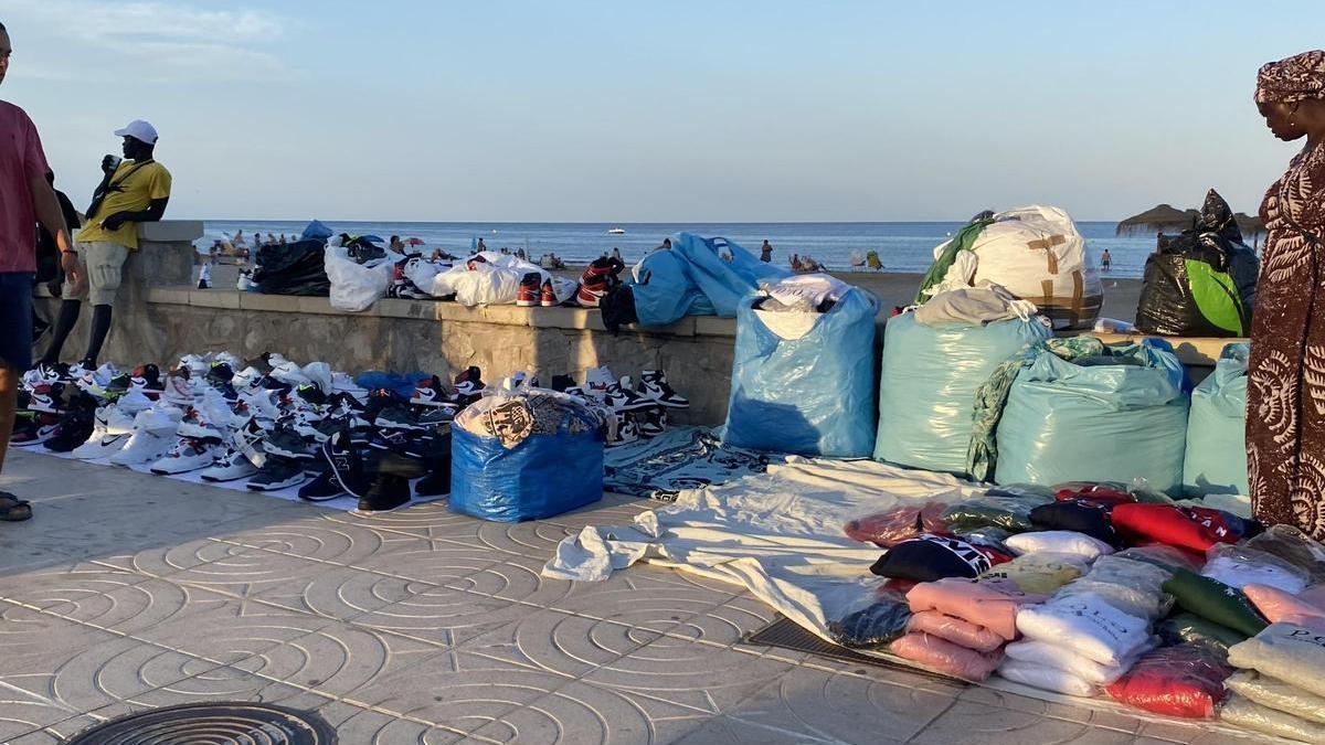 Imagen del pasado verano de manteros en el paseo marítimo de Peñíscola.