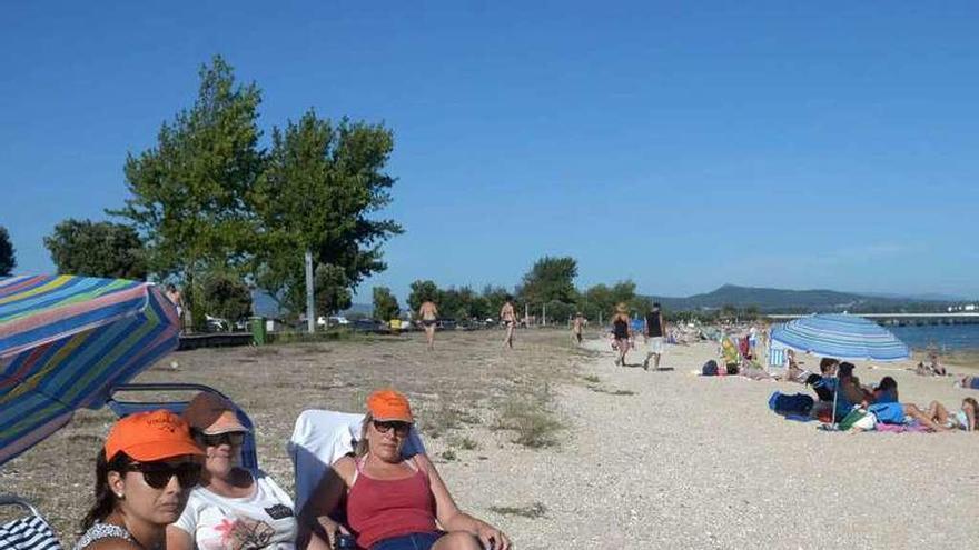 Mariscadoras de A Illa, vigilando una de sus playas. // Noé Parga