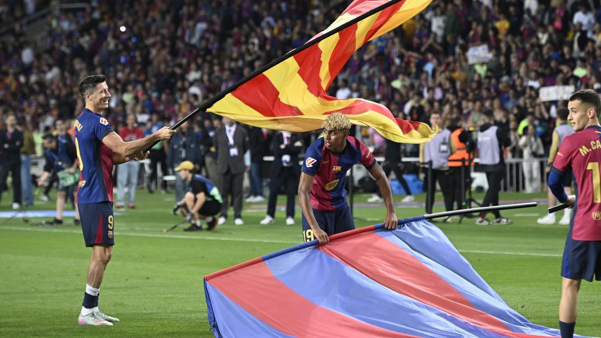 Lewandowski y Lamine celebrando el título de liga al finalizar el partido de liga entre el FC Barcelona y el Villarreal en el estadio Lluis Companys.
