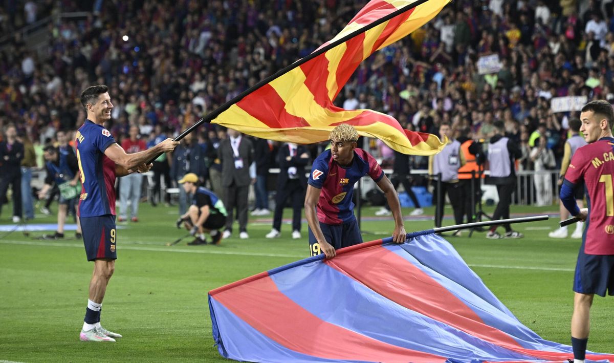 Lewandowski y Lamine celebrando el título de liga al finalizar el partido de liga entre el FC Barcelona y el Villarreal en el estadio Lluis Companys.