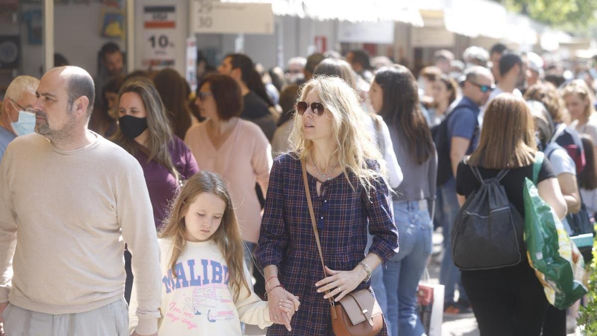 Decenas de personas en la Fira del Llibre de València 2022.