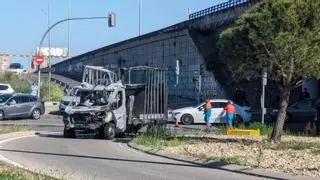 Un camión en llamas avanza solo hasta detenerse bajo un puente de Arturo Soria