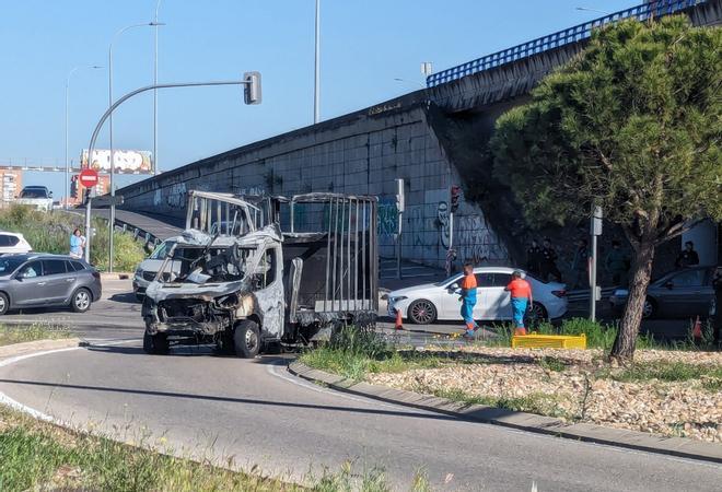 Así ha quedado el camión tras ser devorado por las llamas.