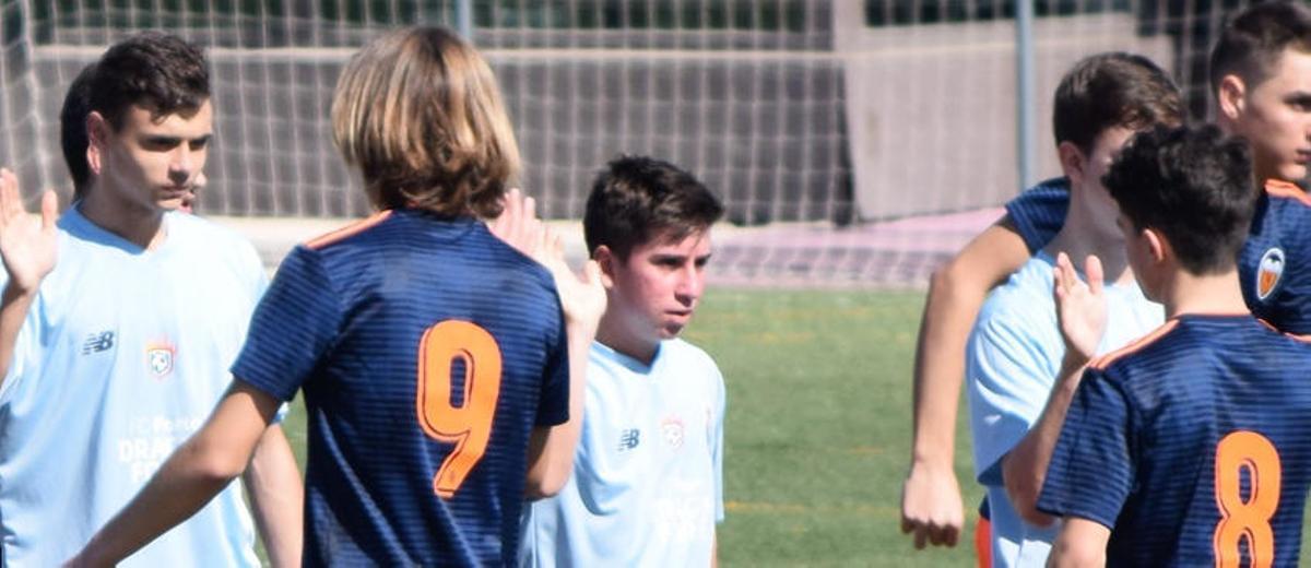 El joven fallecido en el centro de la imagen.