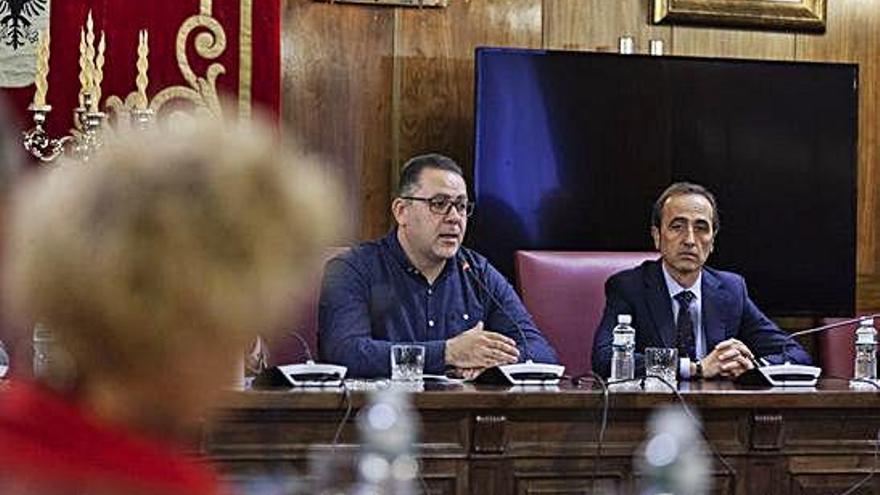 Jesús María Prada, junto a José Luis Prieto, habla durante un Pleno de la Diputación.