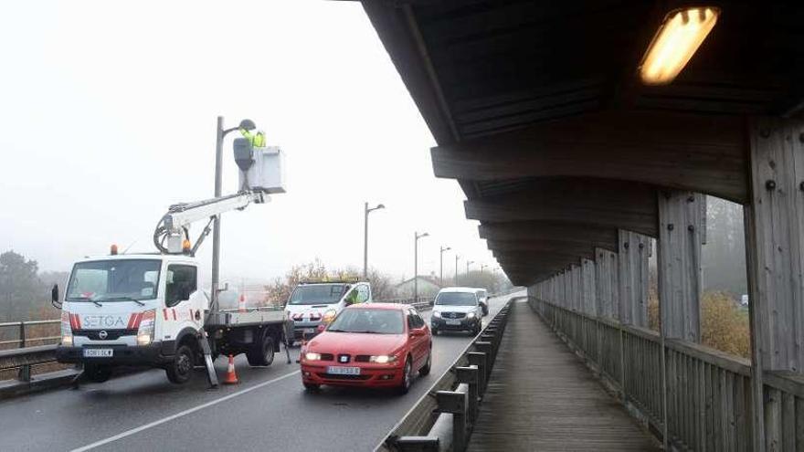 Los operarios de Setga estuvieron ayer mejorando la iluminación en el puente interprovincial. // Noé Parga