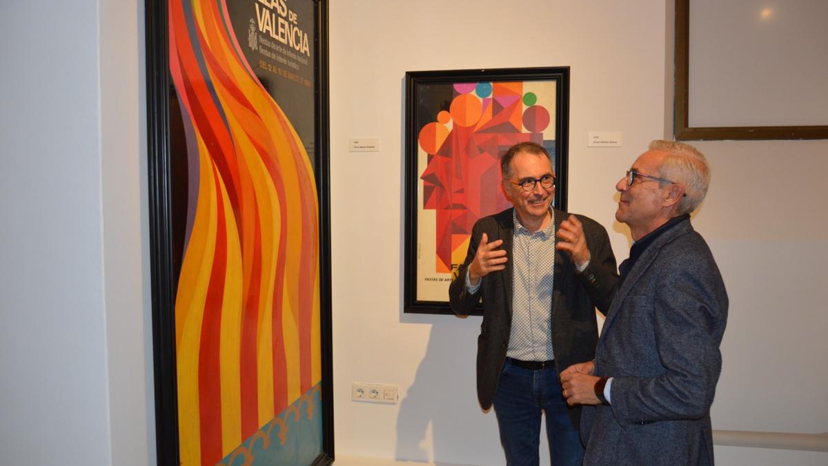 Santiago Ballester visita la exposición de carteles histórico de Fallas.