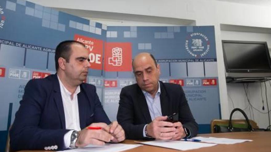 El edil Carlos Giménez con el alcalde Gabriel Echávarri en una reunión del PSOE.