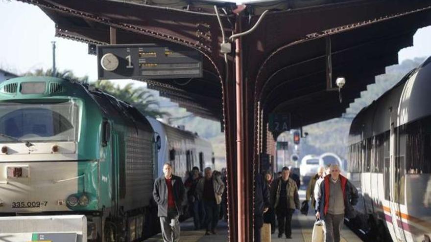 Pasajeros en la estación de trenes de San Cristóbal, en A Coruña. / carlos pardellas