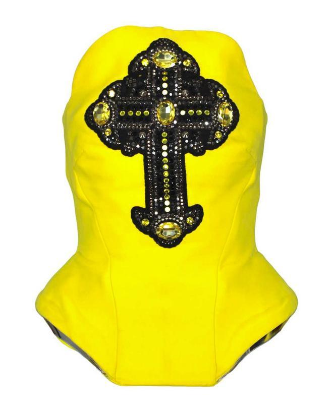 Top tipo bustier amarillo con adorno de cruz bizantina de Versace