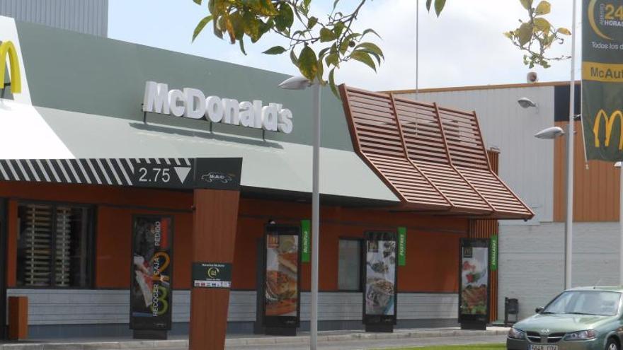 Un establecimiento de la cadena de comida rápida McDonald&#039;s.