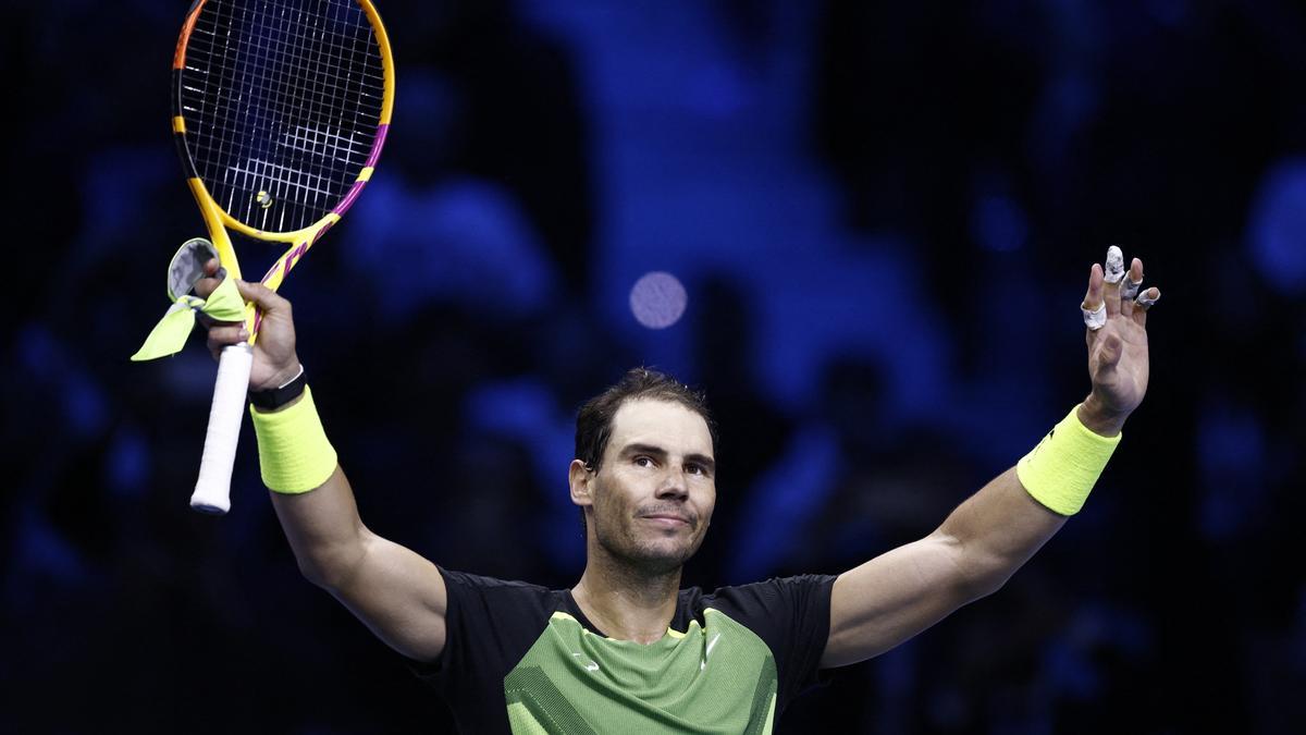 Nadal saluda al público tras ganar a Ruud