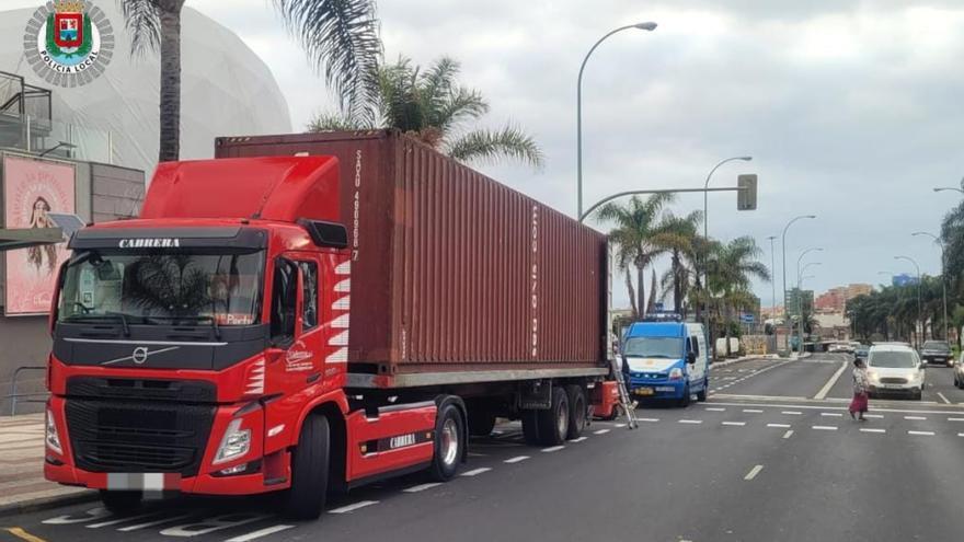 Multa de hasta 200 euros a un camión por descargar material en la parada de guaguas de La Ballena