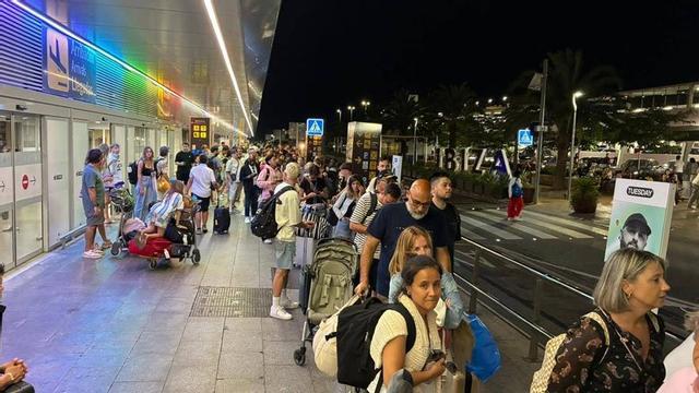 Colas en la parada de taxis del aeropuerto | GUILLERMO SÁEZ