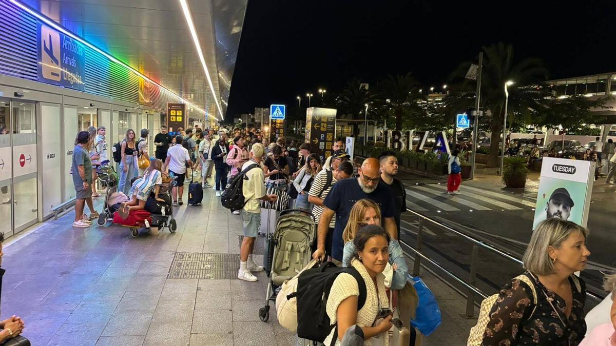 Colas en la parada de taxis del aeropuerto | GUILLERMO SÁEZ