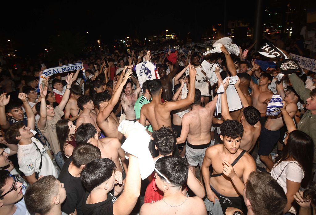 Así celebraron los madridistas la decimocuarta en la Plaza Circular de Murcia