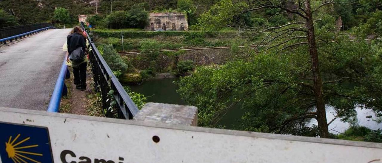 Peregrinos en el puente de Peñaflor, en Grado.