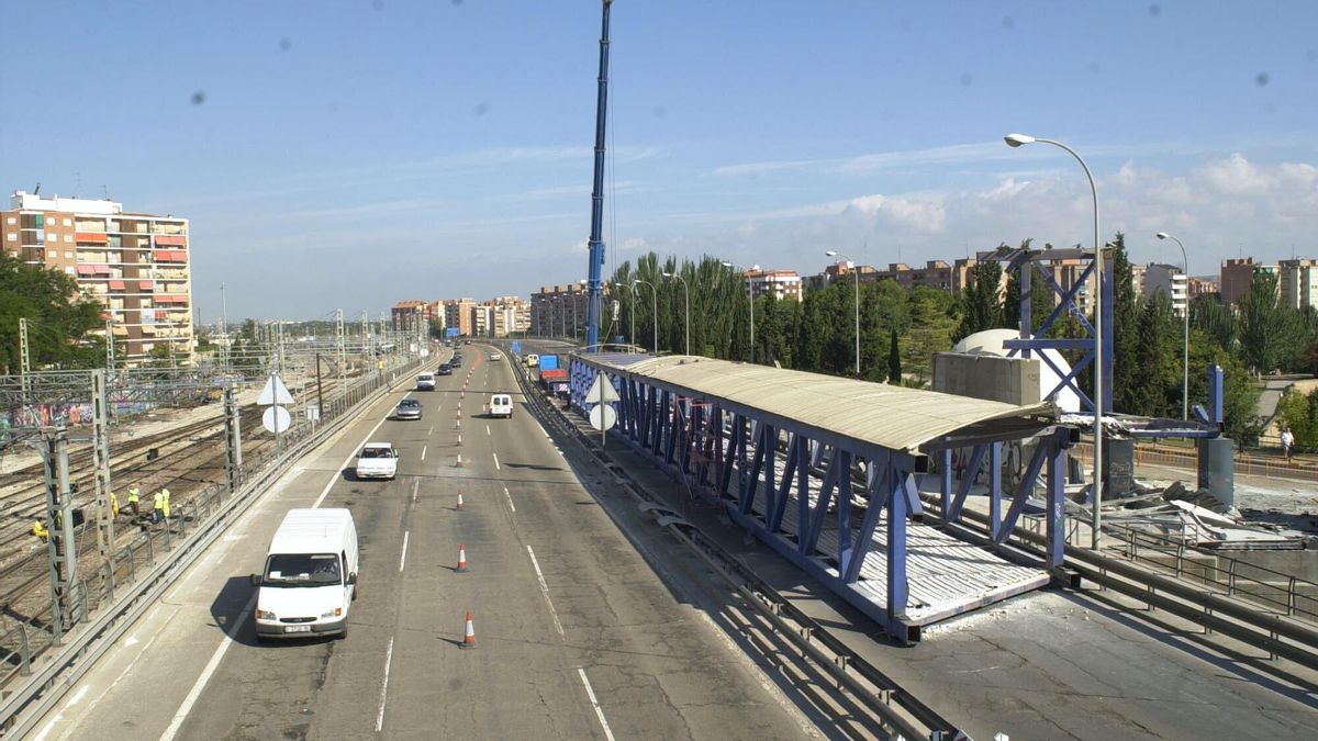Desmontaje de la pasarela ferroviaria peatonal de Delicias, en 2002.