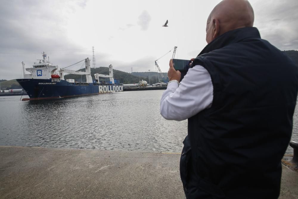 La espectacular carga de un barco en Avilés