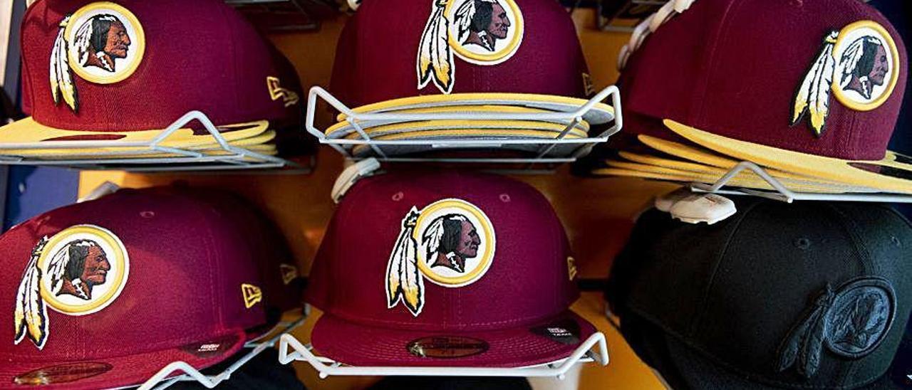 Gorras con el logo de los Redskins de Washington.